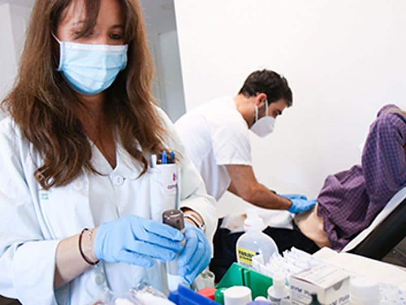 La Escuela de Pacientes con ostomías cumple 10 años de actividades en el Virgen del Rocío.