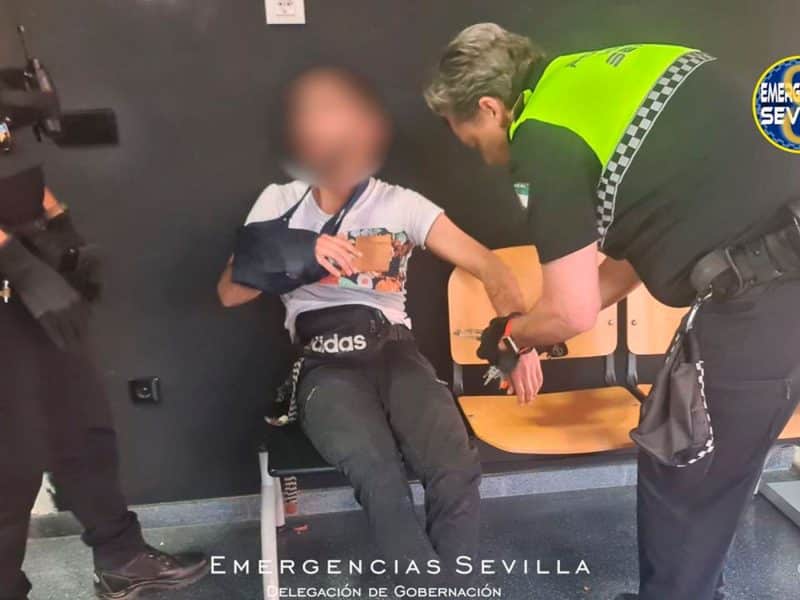 Con el derbi sevillano y la final de UEFA por delante, este aficionado deberá mantenerse alejado de las drogas y el alcohol por un tiempo para evitar repetir este error garrafal