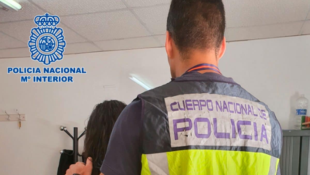 Un agente de Policía Nacional escolta a una de las detenidas
