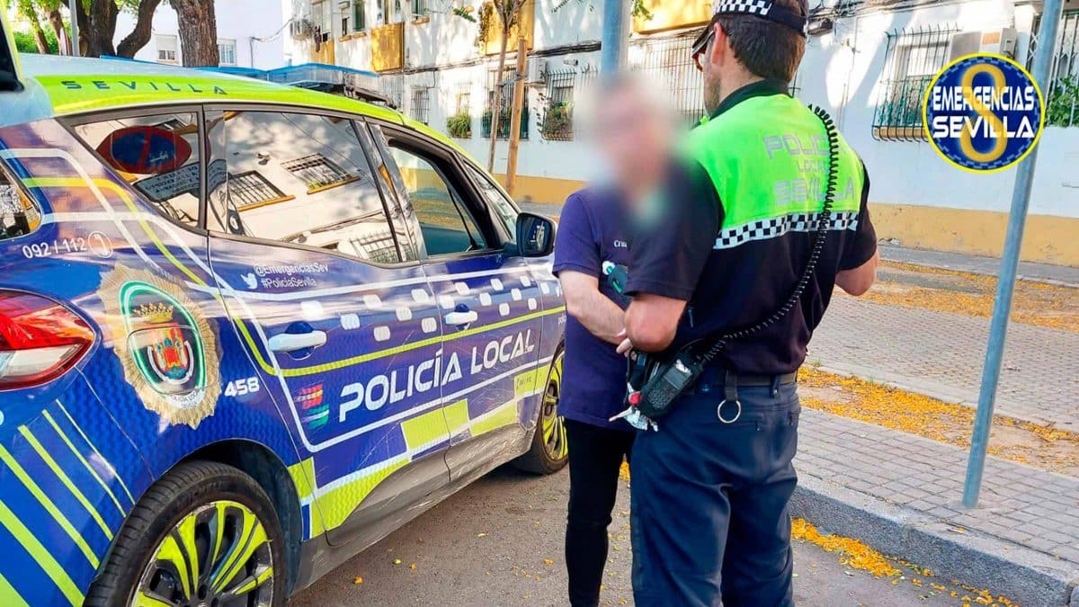 Un agente de Policía Local habla con el responsable de esta maniobra
