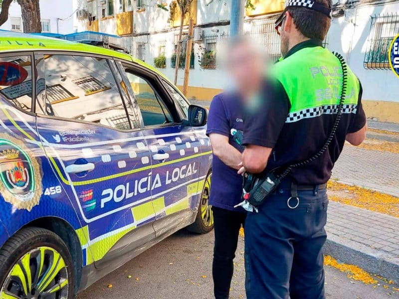 Un agente de Policía Local habla con el responsable de esta maniobra