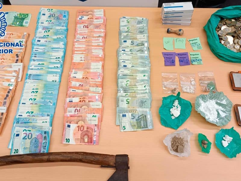 Drogas, dinero en efectivo y un hacha, entre las incautaciones