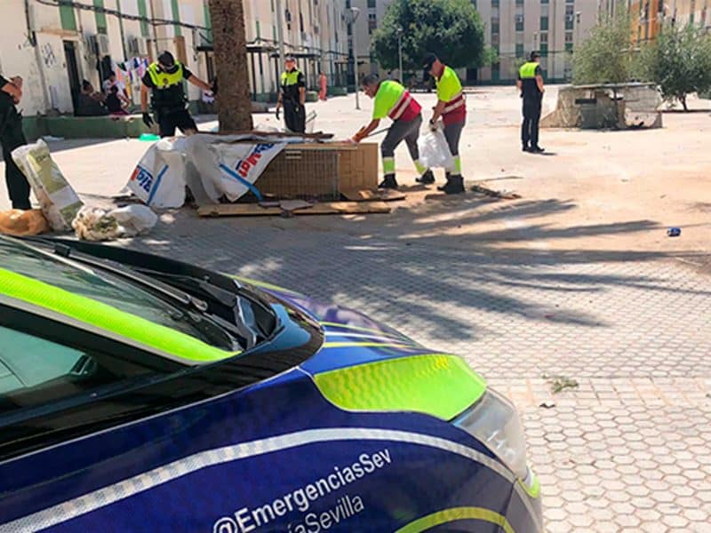 Retirada de una decena de gallos de pelea en el Polígono Sur.