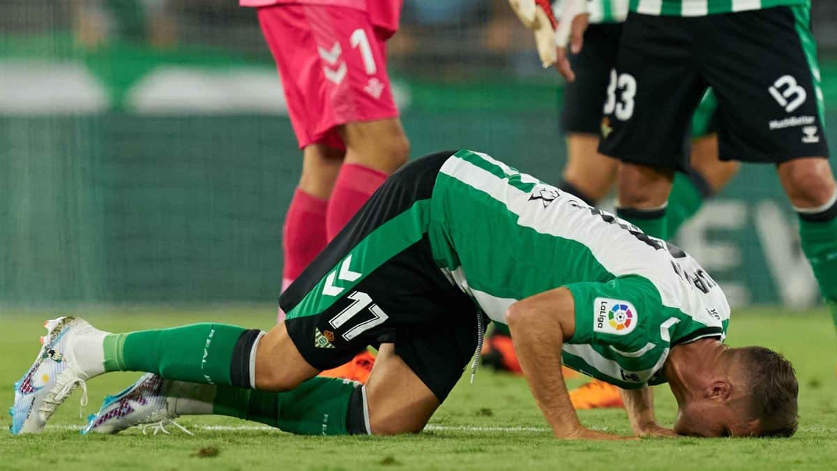 Joaquín, despidiéndose con un beso del césped del Villamarín