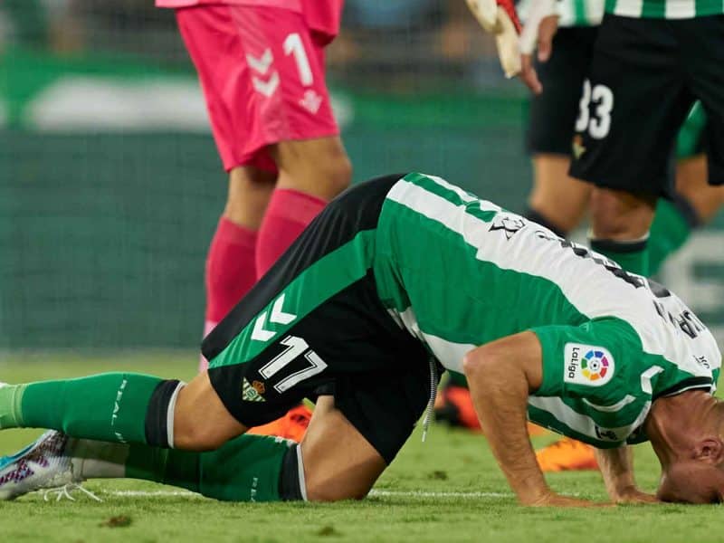 Joaquín, despidiéndose con un beso del césped del Villamarín