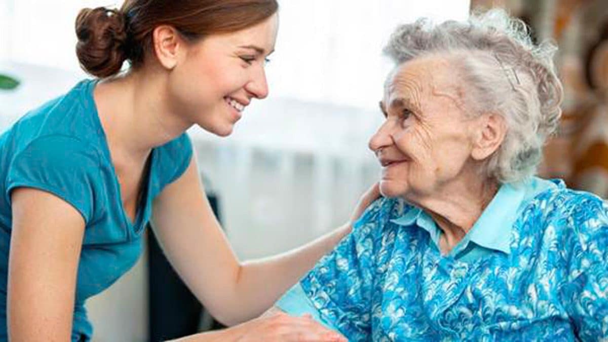 Imagen de recurso de una auxiliar de ayuda a domicilio