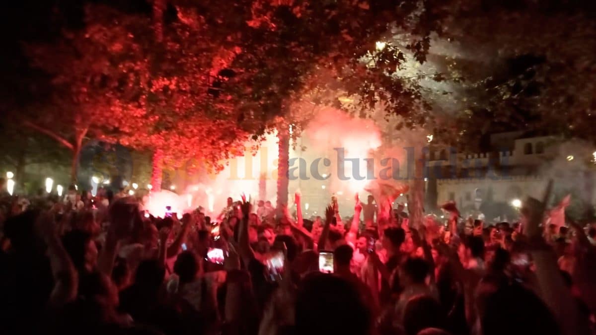 Las bengalas y los botes de humo alumbraron una de las mejores noches de toda la historia del Sevilla