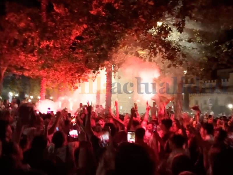 Las bengalas y los botes de humo alumbraron una de las mejores noches de toda la historia del Sevilla