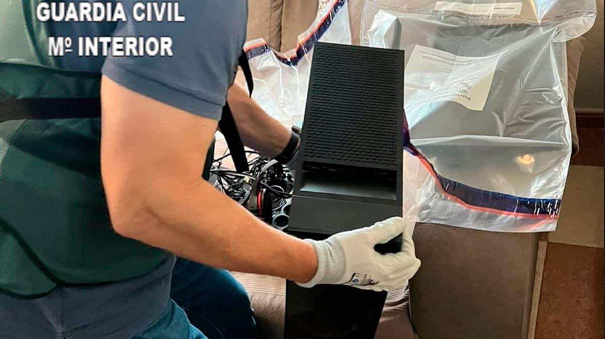 Uno de los ordenadores requisados a los miembros de esta organización