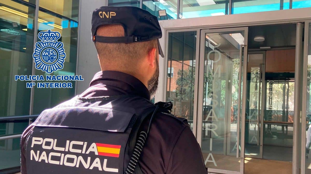 Imagen de archivo de un agente de CNP frente a la comisaría de La Macarena