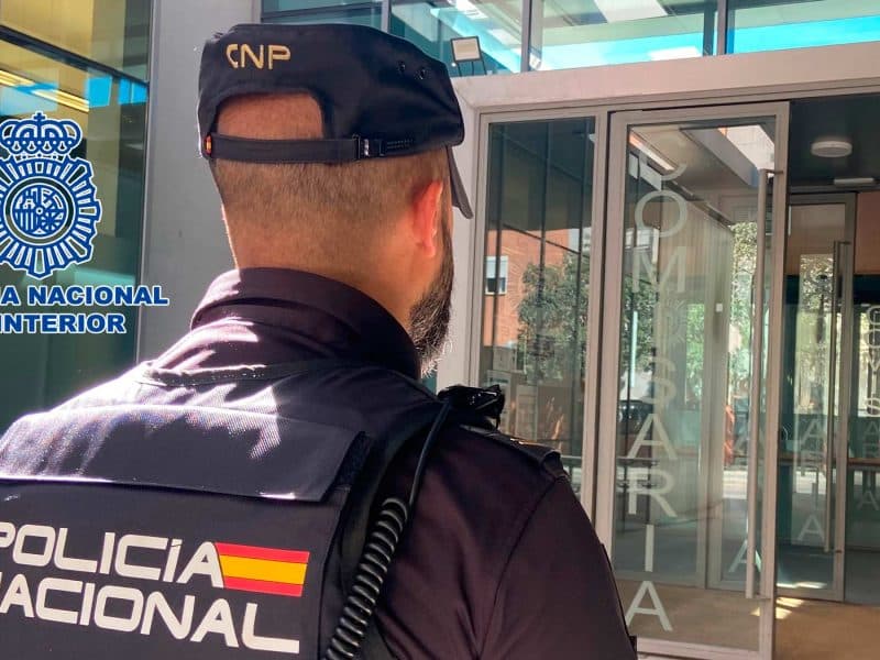 Imagen de archivo de un agente de CNP frente a la comisaría de La Macarena