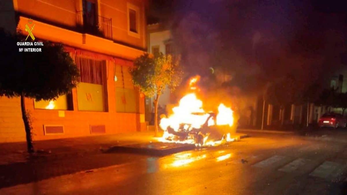 Impactante imagen del coche incendiado