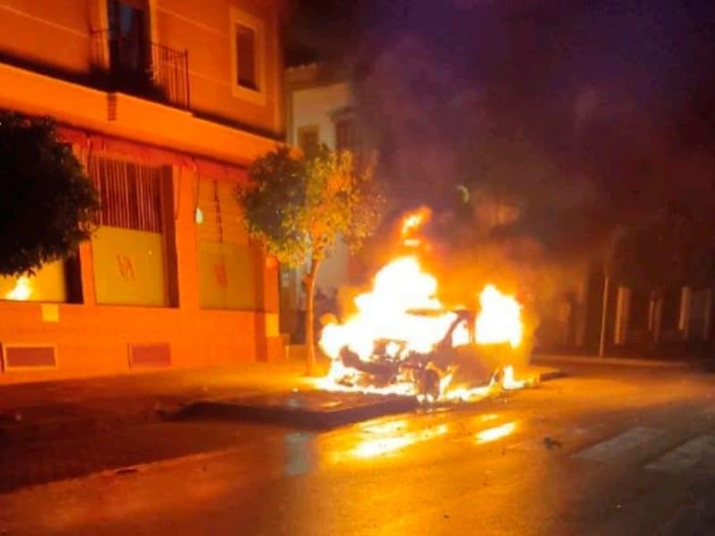 Impactante imagen del coche incendiado
