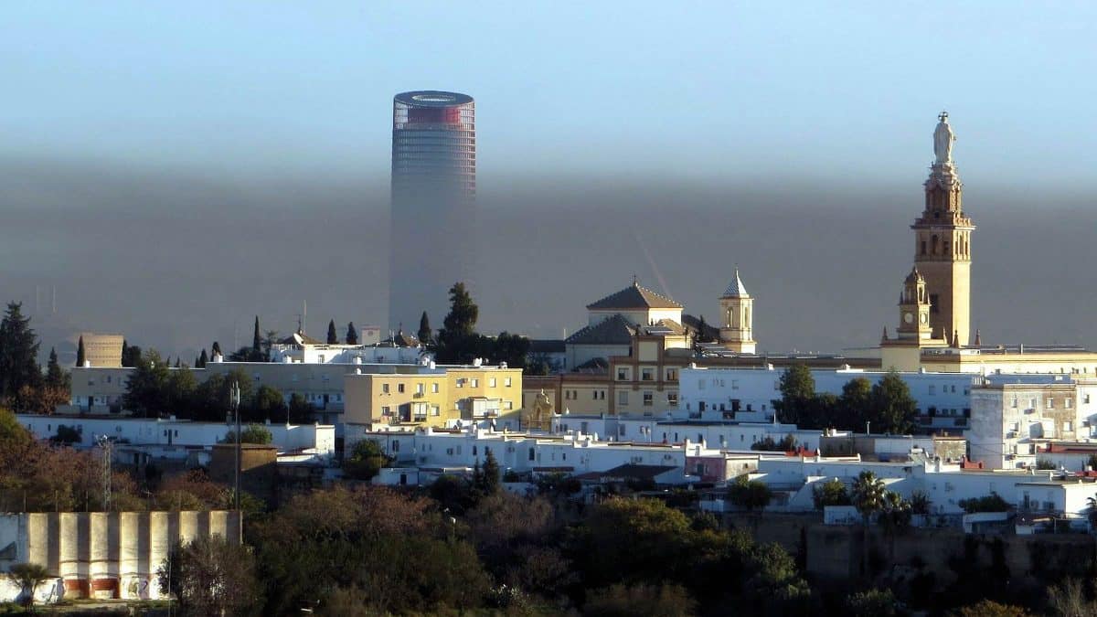 El «skyline» sevillano lastrado por la contaminación / Ecologistas en Acción