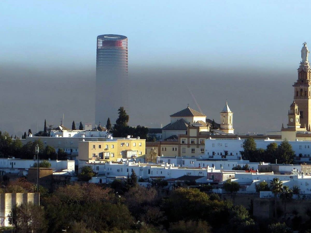 El «skyline» sevillano lastrado por la contaminación / Ecologistas en Acción