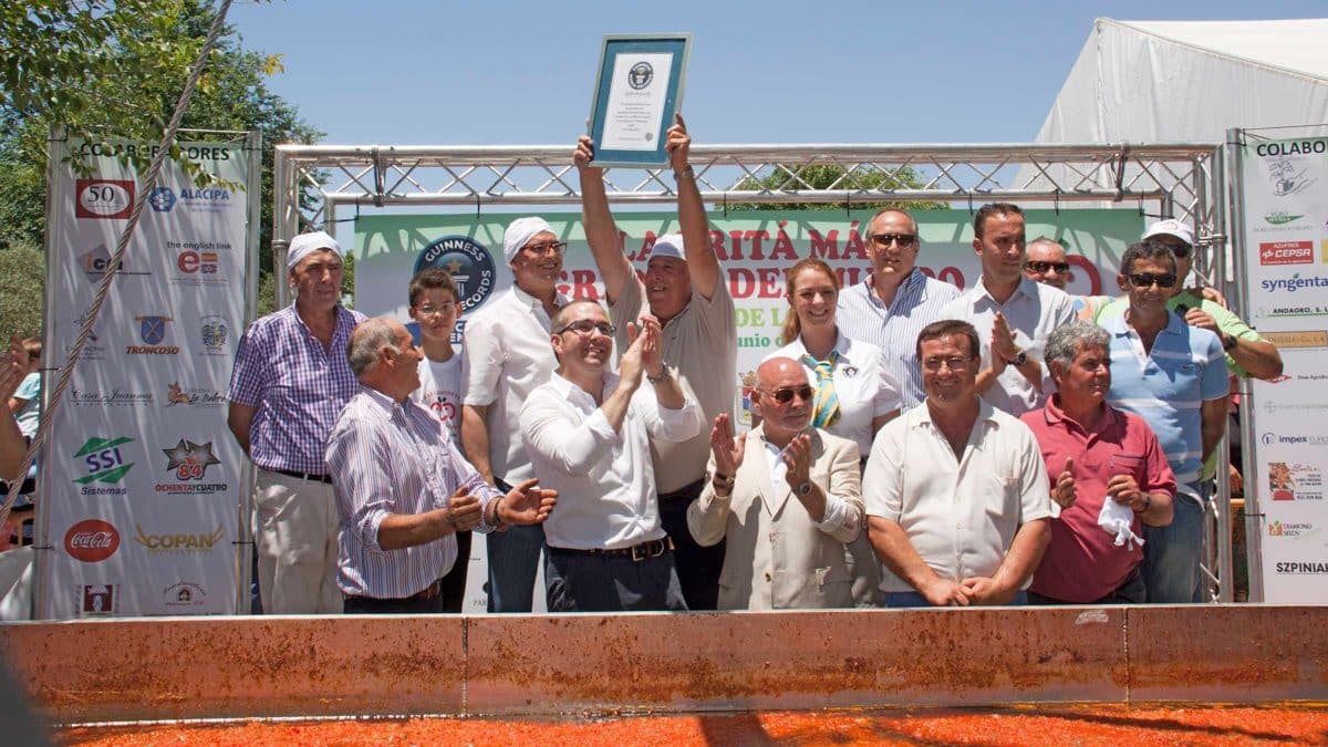 Varios palaciegos levantan el Récord Guinness a la «fritá» más grande del mundo