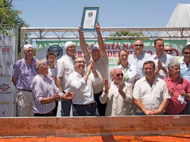 Varios palaciegos levantan el Récord Guinness a la «fritá» más grande del mundo