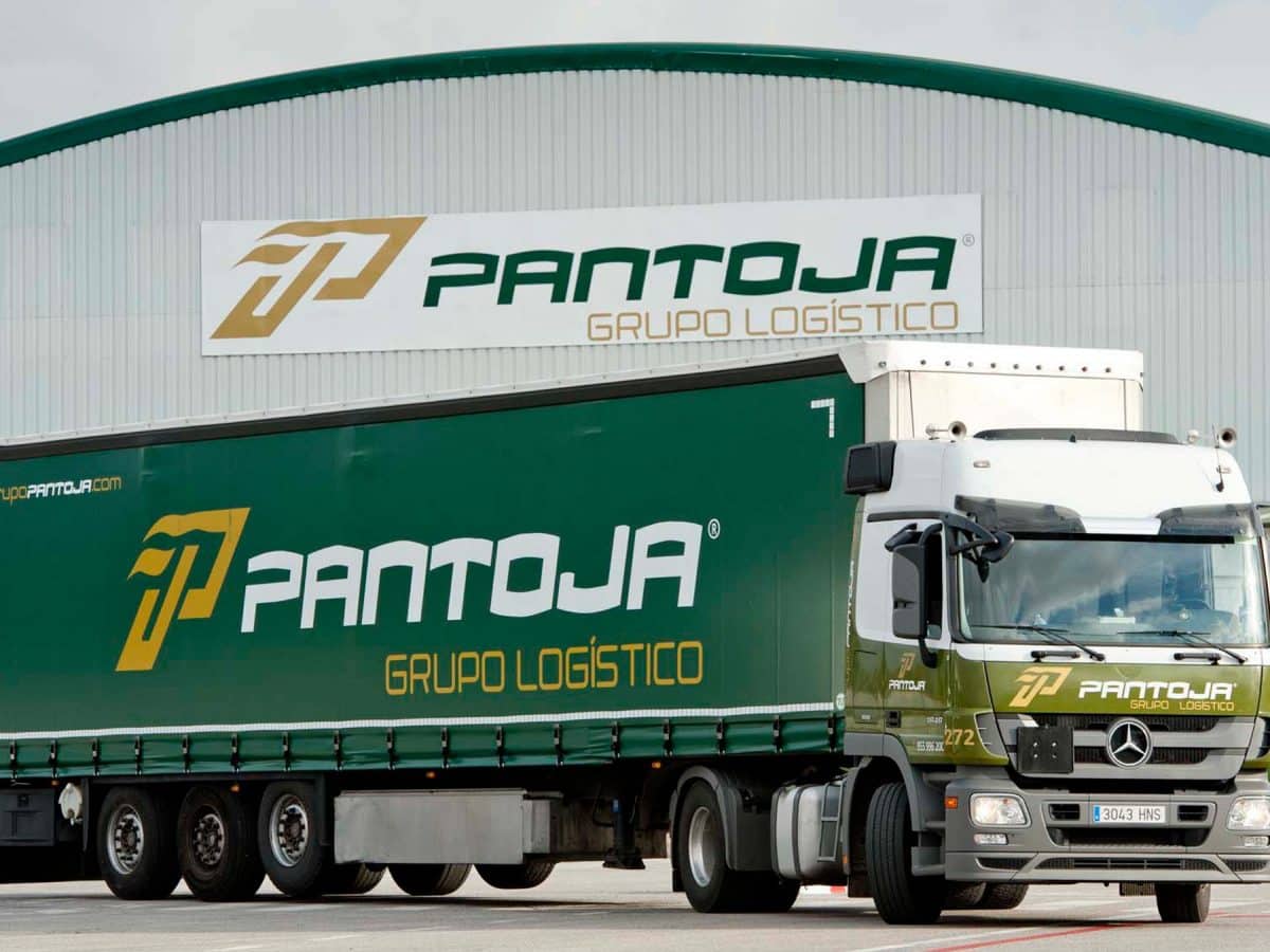 Un camión de Grupo Pantoja frente a sus instalaciones en Santiponce
