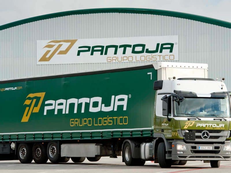 Un camión de Grupo Pantoja frente a sus instalaciones en Santiponce