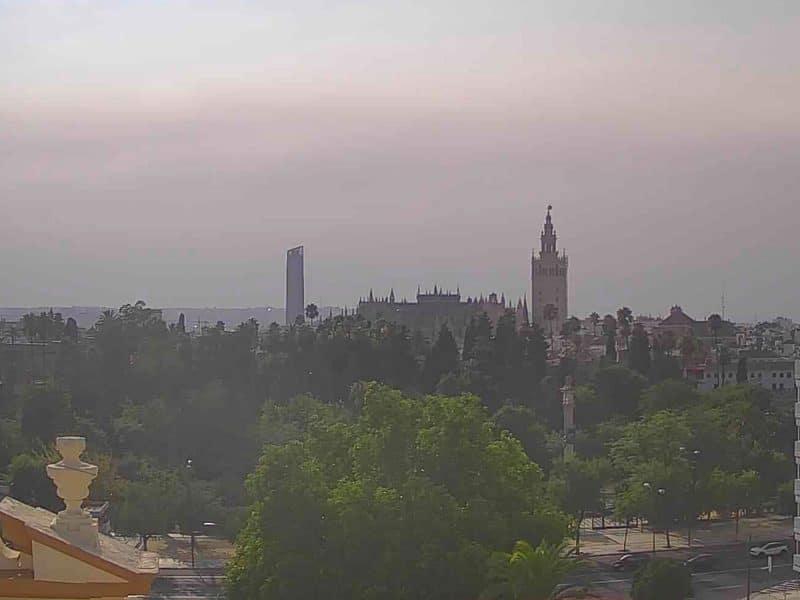 El cielo sevillano, oscurecido por la reciente nube de humo de Canadá / @tiempoensevilla