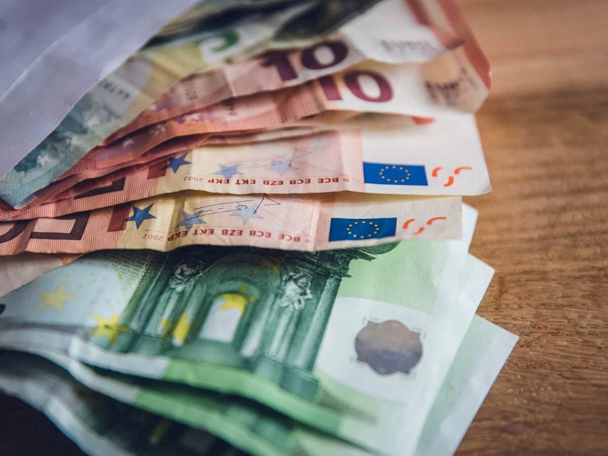 Imagen de recurso de un sobre con billetes