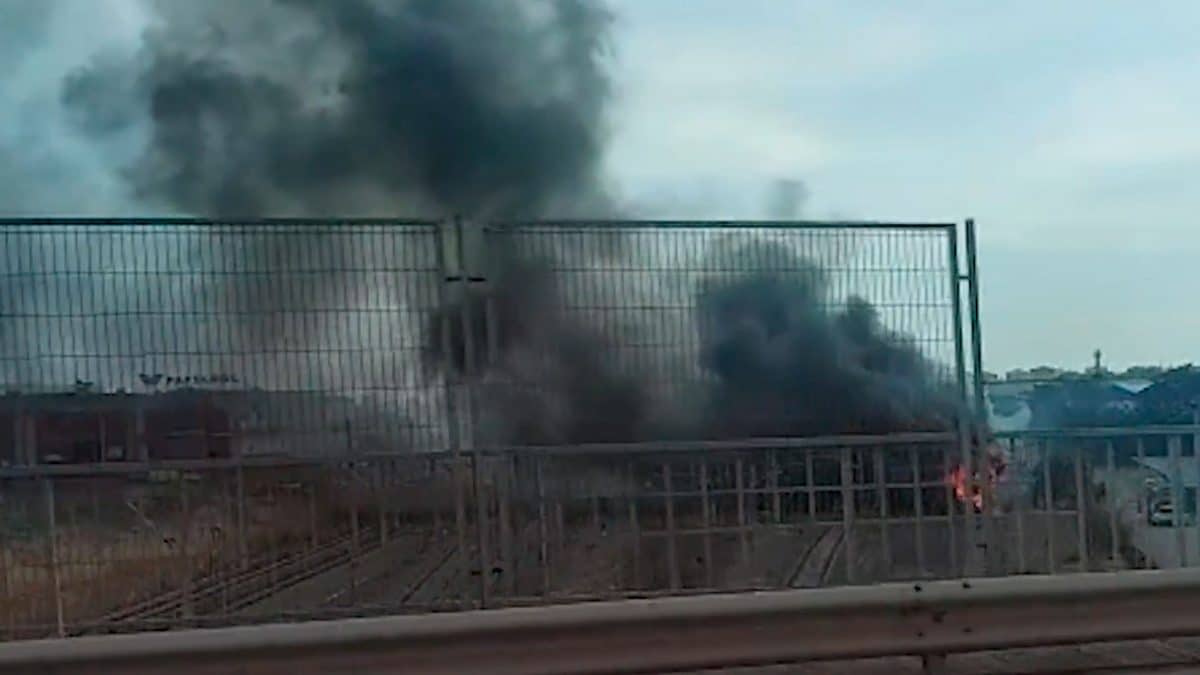 La gran columna de humo derivada de este incidente era visible desde muy lejos