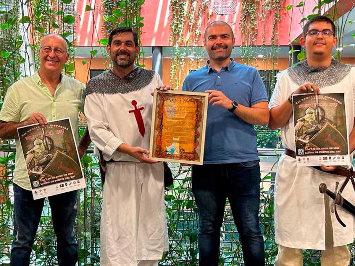 Presentación del cartel de esta Jornada con atuendos tradicionales