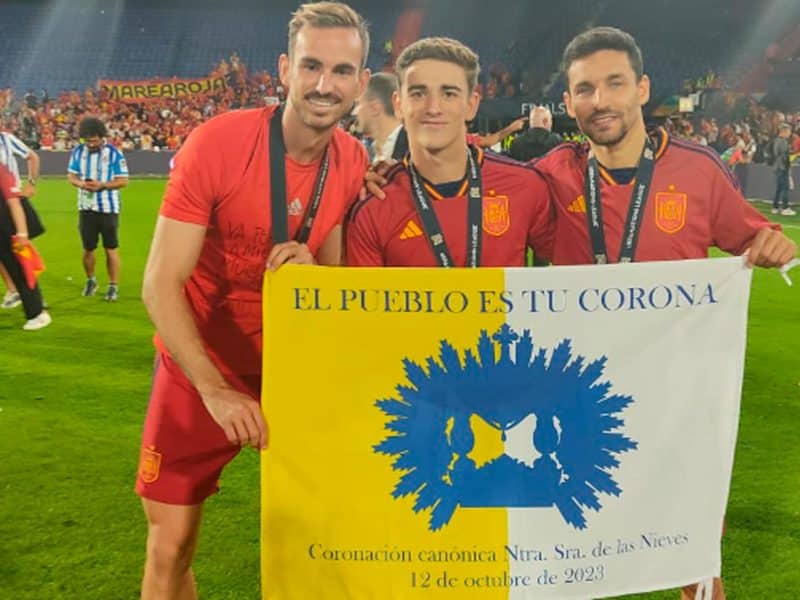 Los héroes palaciegos de la Selección, con la bandera de su patrona