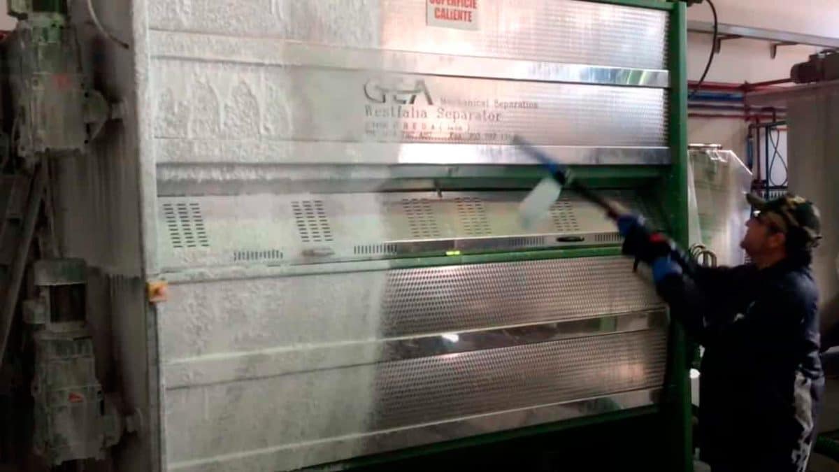 Imagen recurso de un operario de limpieza