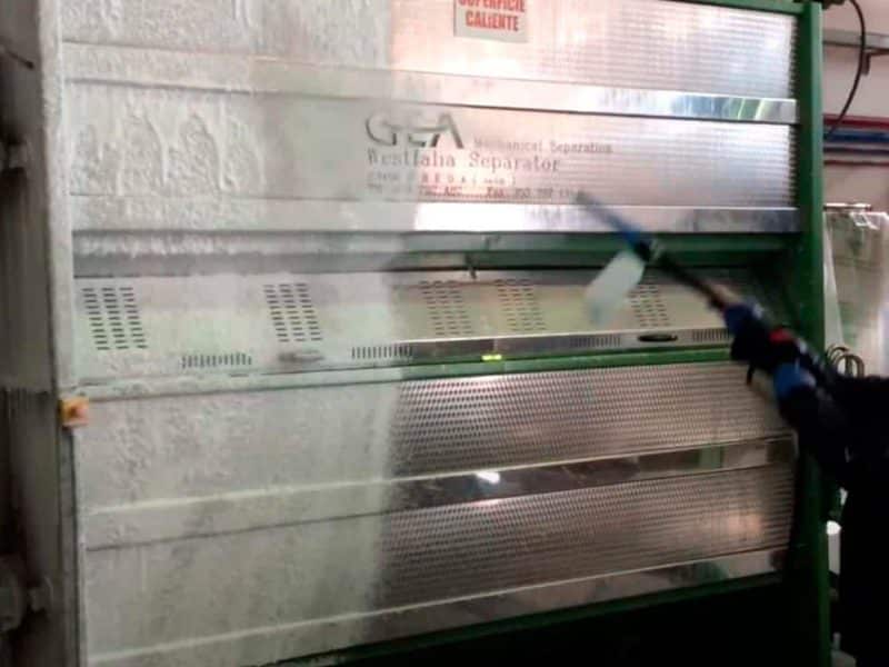 Imagen recurso de un operario de limpieza