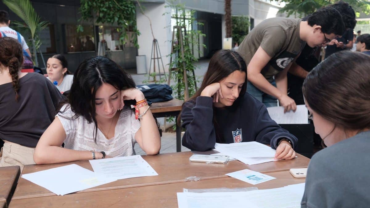Alumnos preparándose para el examen de Historia en la Facultad de Educación de la US