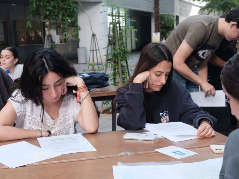 Alumnos preparándose para el examen de Historia en la Facultad de Educación de la US