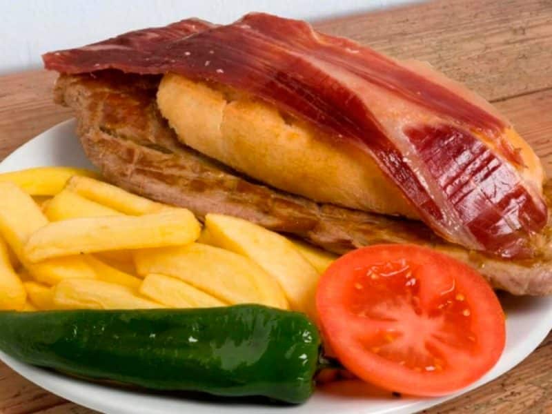 El serranito, uno de los platos sevillanos por antonomasia