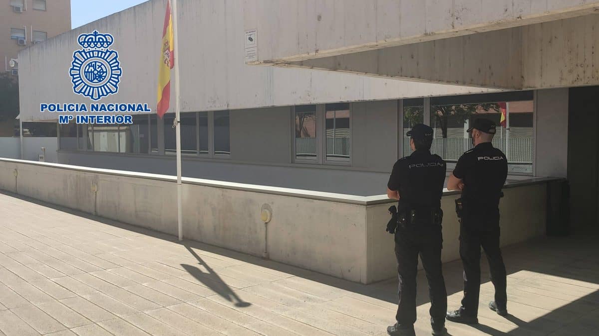 Imagen de archivo de dos agentes del CNP