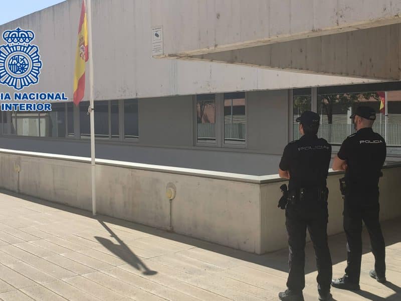 Imagen de archivo de dos agentes del CNP