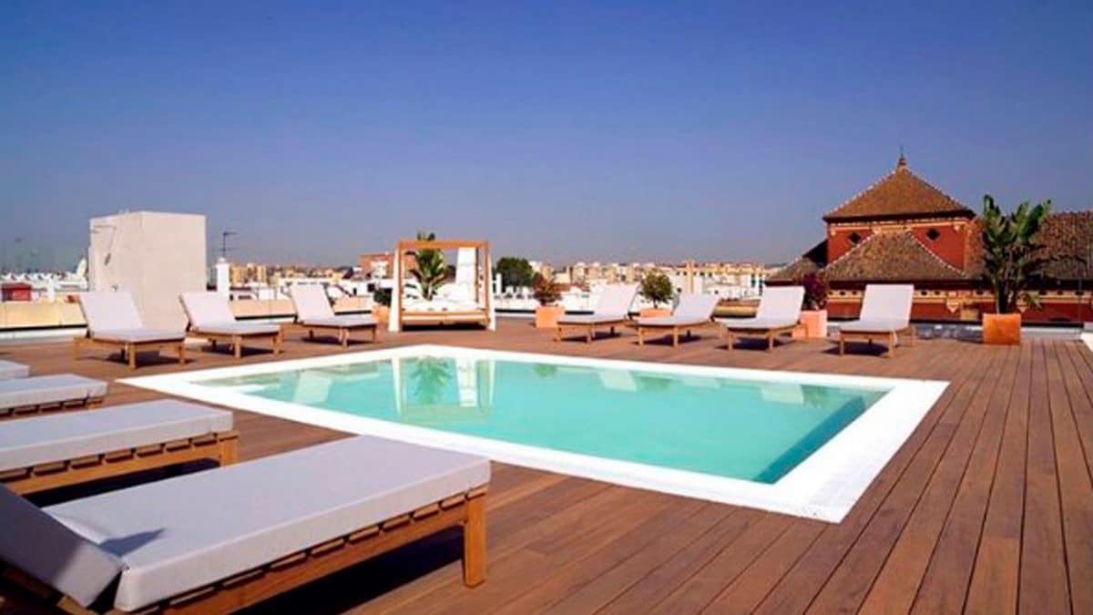 Terraza con piscina del hotel Zénit en Sevilla. Archivo