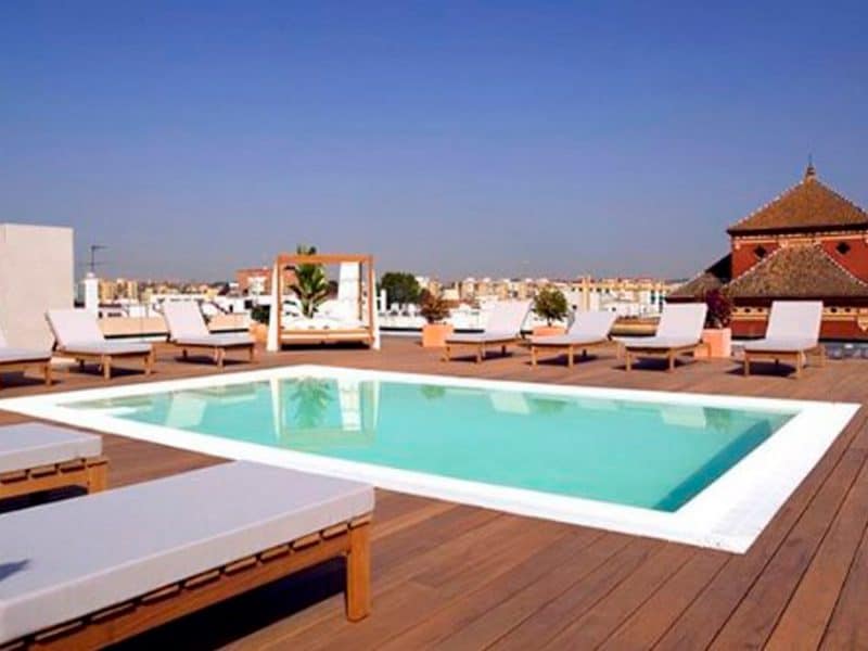 Terraza con piscina del hotel Zénit en Sevilla. Archivo