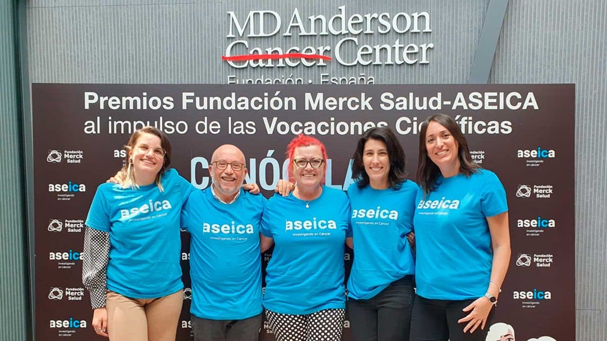 La US, galardonada con dos premios por su impulso a las vocaciones científicas de oncología.