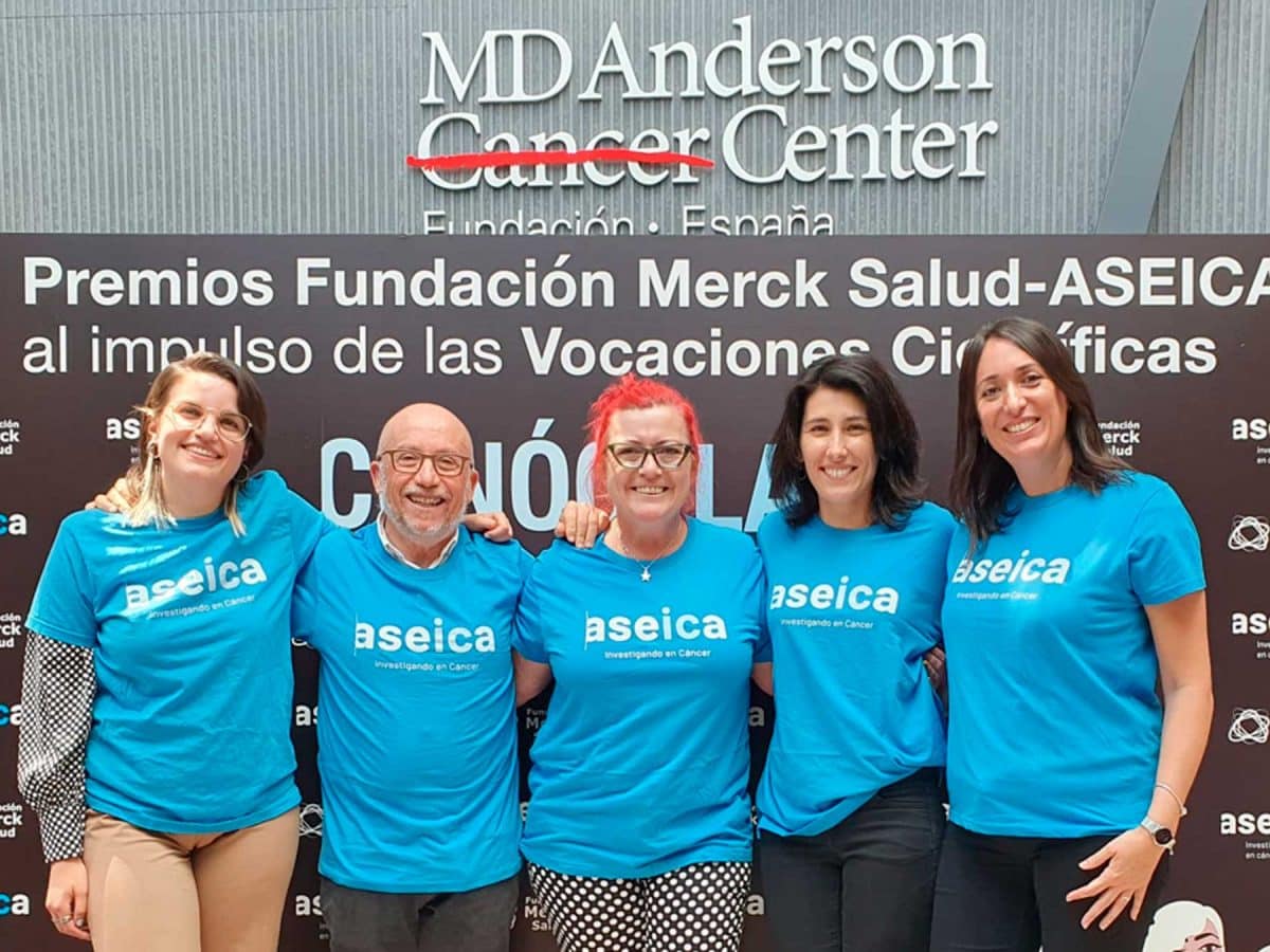 La US, galardonada con dos premios por su impulso a las vocaciones científicas de oncología.