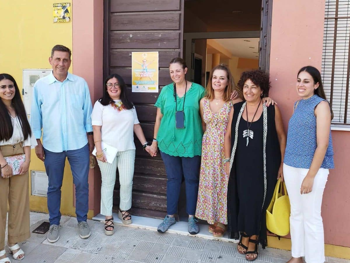 La Delegada territorial Inclusión Social, María Luisa Cava junto al alcalde de Pilas, José Leocadio Ortega