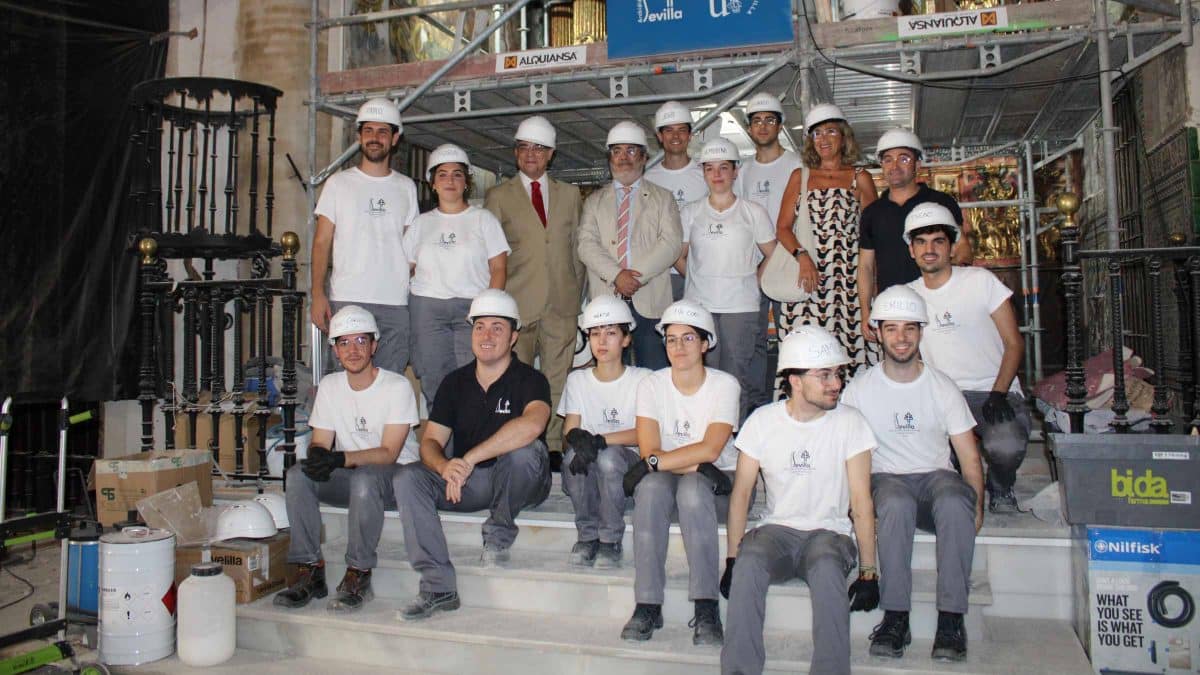 Alumnos que se encargan de restaurar el presbiterio de la Iglesia de Santiago El Mayor de Sevilla