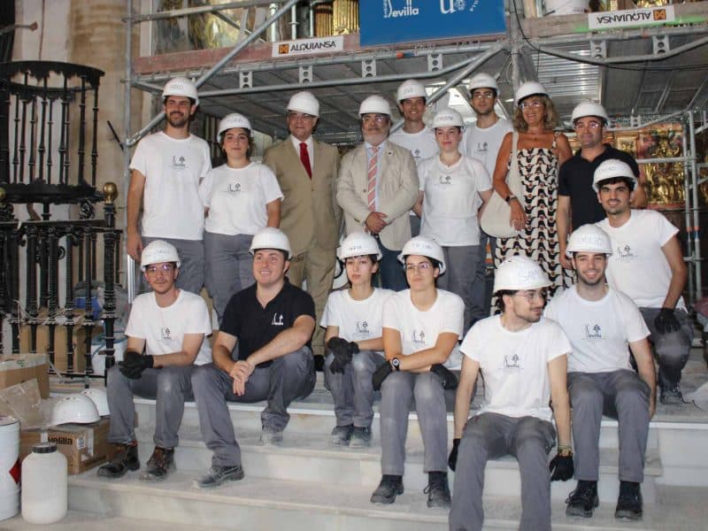 Alumnos que se encargan de restaurar el presbiterio de la Iglesia de Santiago El Mayor de Sevilla