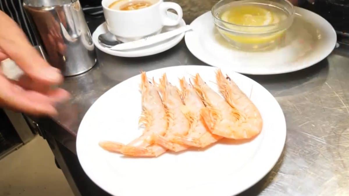 Gambas y café con leche en Cafetería Donald. @adirecto en Twitter.