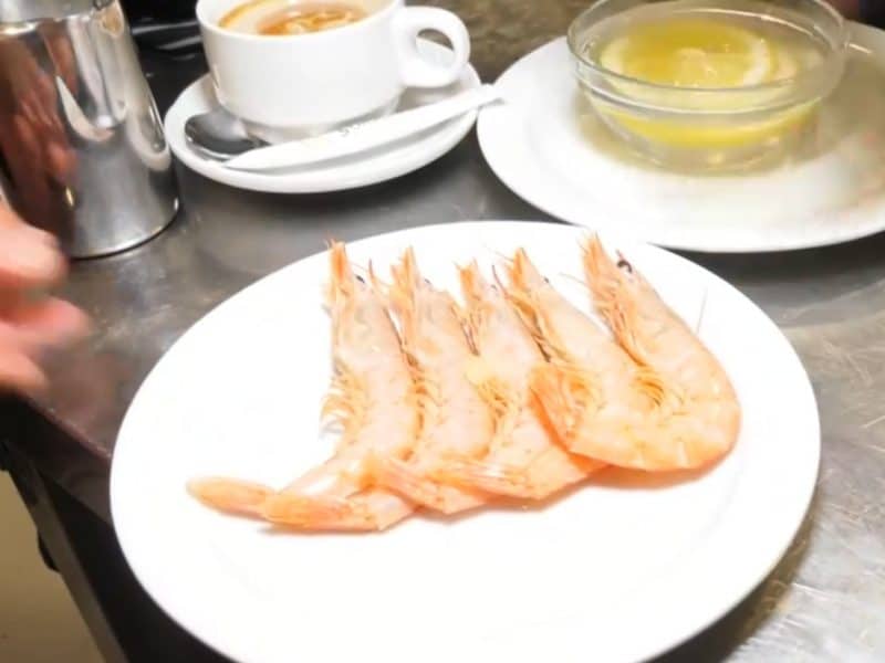 Gambas y café con leche en Cafetería Donald. @adirecto en Twitter.
