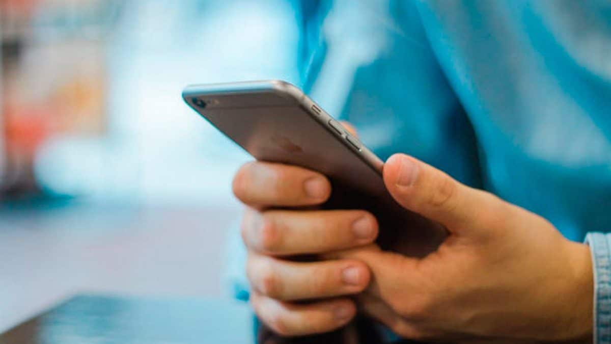 Foto recurso de una persona usando su móvil