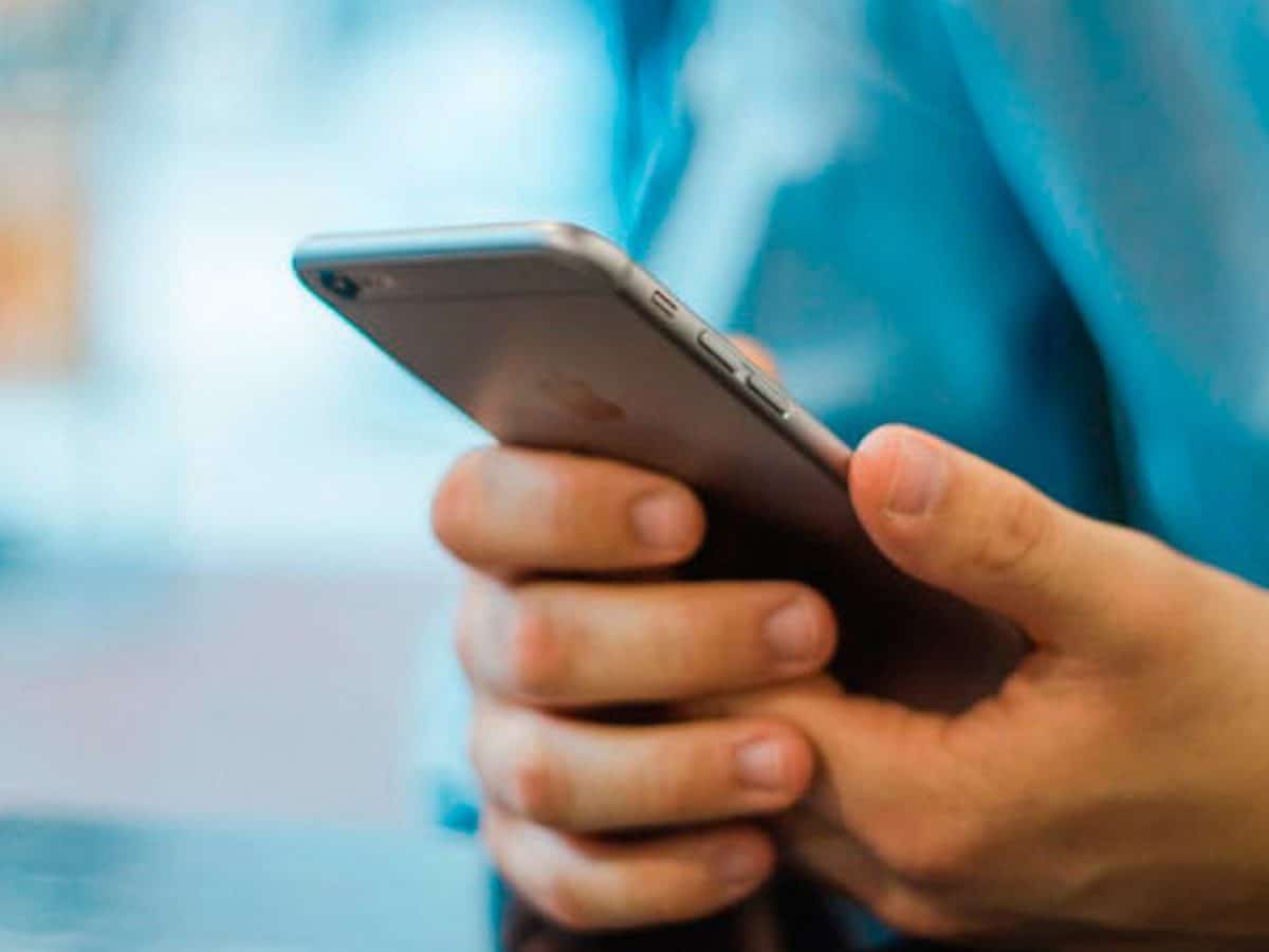 Foto recurso de una persona usando su móvil