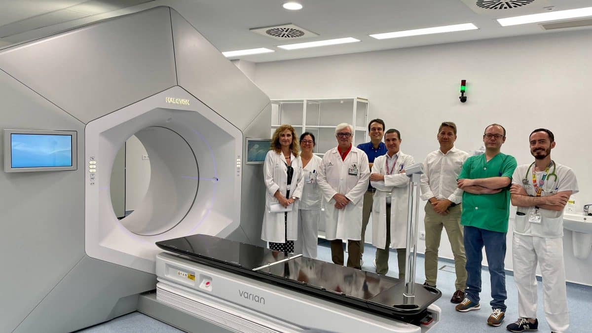 Sanitarios hispalenses junto a esta máquina