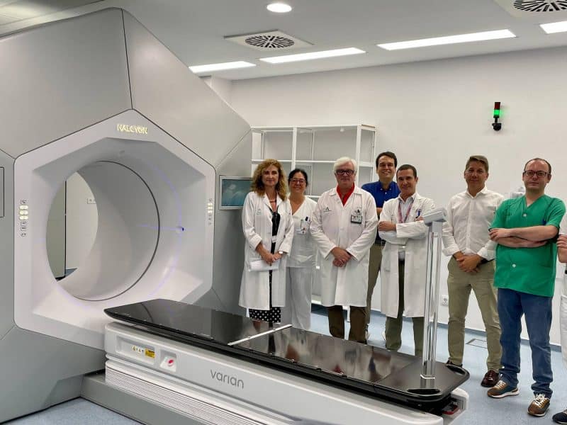 Sanitarios hispalenses junto a esta máquina