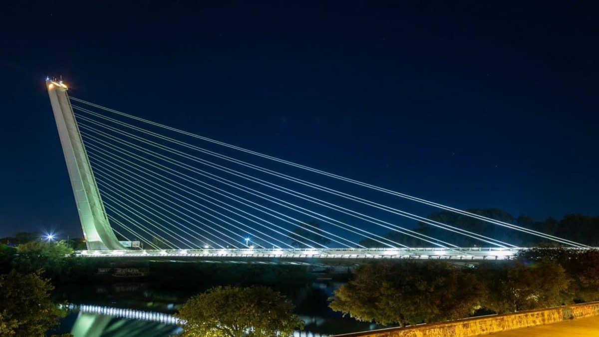 La imponente iluminación del puente del Alamillo de noche