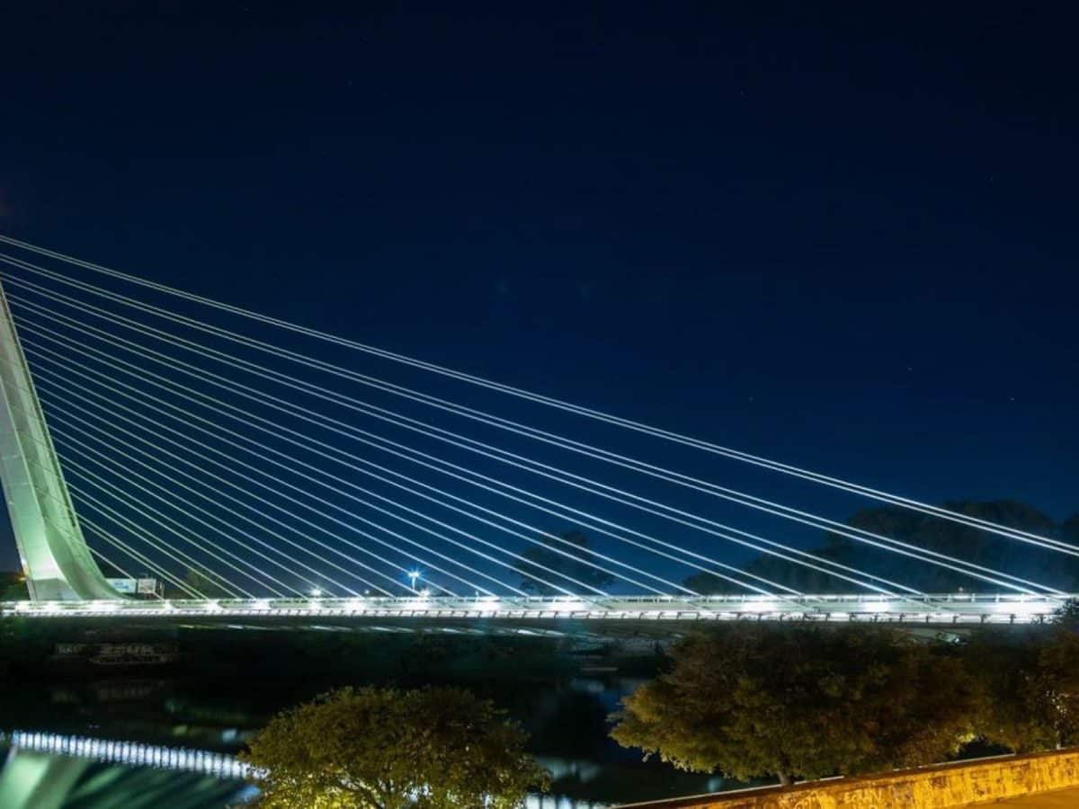 La imponente iluminación del puente del Alamillo de noche